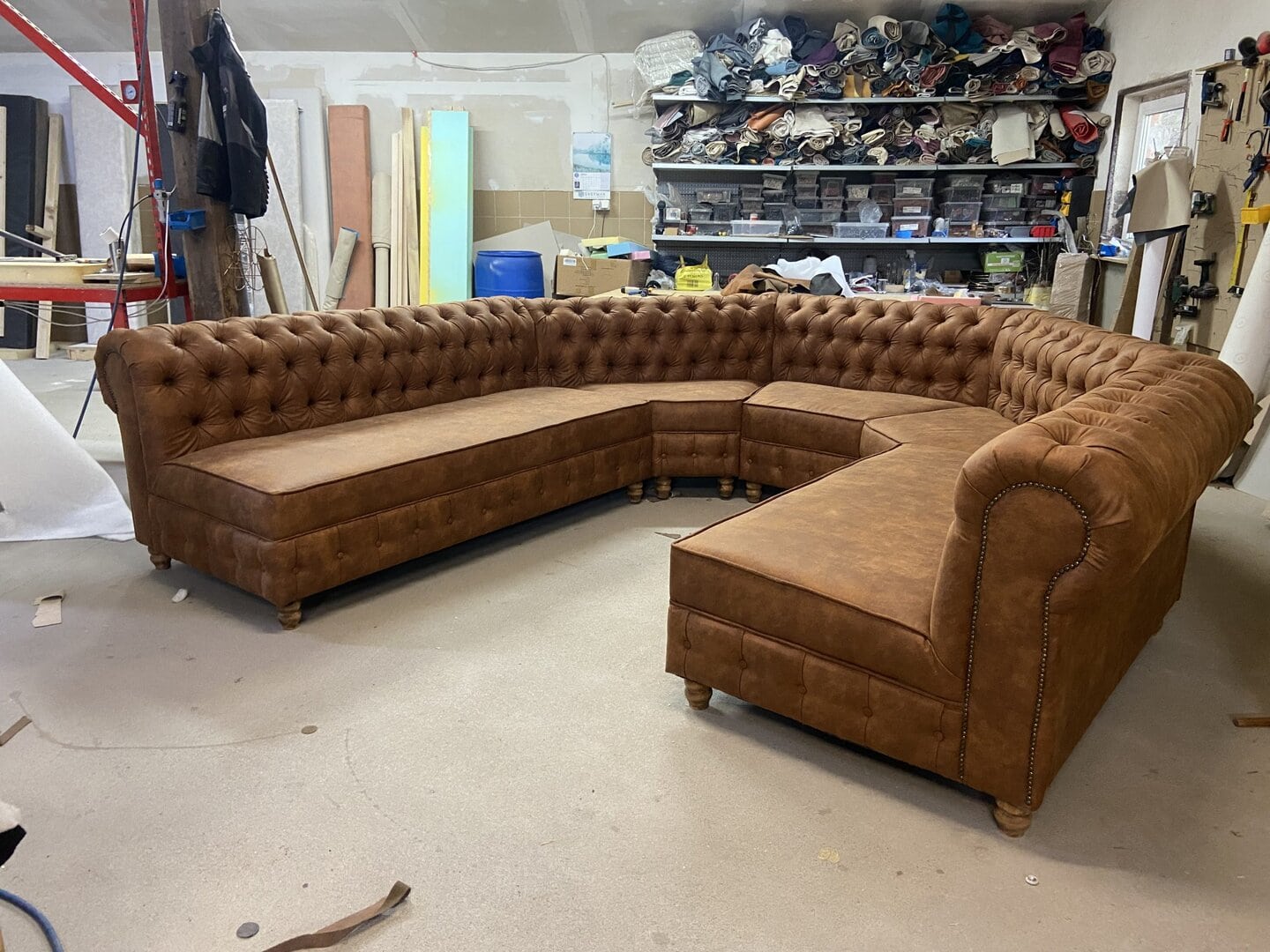 SEDEŽNA GARNITURA CHESTERFIELD PO MERI