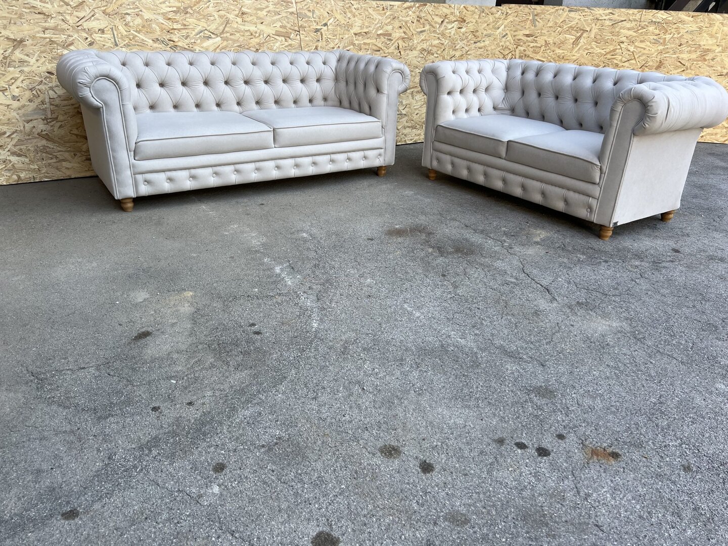 CHESTERFIELD KOMPLET DVOSED IN TROSED - KREM